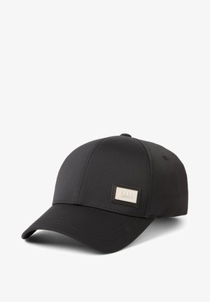 Cappellino da baseball nero a sei pannelli con visiera curva e targhetta rettangolare in metallo con logo sul pannello frontale.