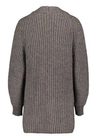 Långärmad, grovt stickad cardigan i blandade grå och bruna garn, visad bakifrån med ribbad mudd och nederkant.