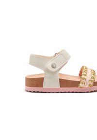 Sandal in suede grigio chiaro con suola in gomma rosa, caratterizzata da un dettaglio a striscia intrecciata oro e una cinghia alla caviglia regolabile con velcro.