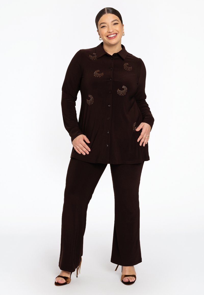 Braun, langärmliges Button-Up-Oberteil mit Verzierungen, kombiniert mit passenden Schlaghosen. Glatter Stoff mit einer taillierten Silhouette.
