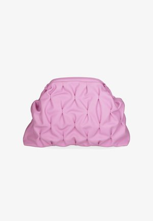 Pochette en cuir rose doux froncée avec une fermeture supérieure arrondie et une texture plissée.