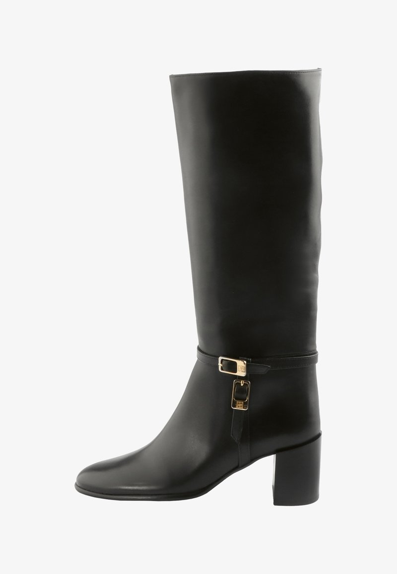 Czarny skórzany kozak do kolan z kwadratowym nosem, blokowym obcasem i złotą klamrą przy kostce. Gładka tekstura i elegancki design.