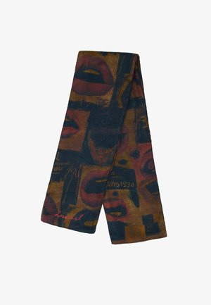 Višebojni šal s uzorkom usana i tekstom, izrađen od mekane tkanine bogate teksture u nijansama smeđe, crne i crvene.