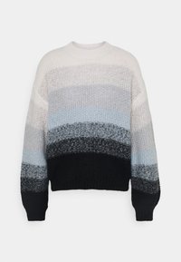 Sweter wykonany na drutach z gradientowym wzorem przechodzącym od jasnej kremowej do ciemnej czerni, z odcieniami niebieskiego i szarego. Okrągły dekolt i ściągacze przy mankietach.