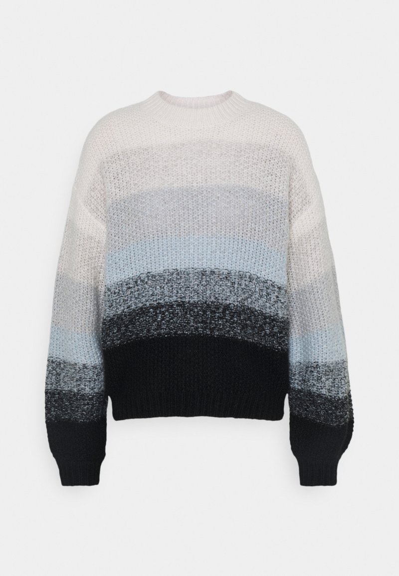 Sweter wykonany na drutach z gradientowym wzorem przechodzącym od jasnej kremowej do ciemnej czerni, z odcieniami niebieskiego i szarego. Okrągły dekolt i ściągacze przy mankietach.