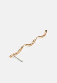 Doplňěk zlaté barvy s kovovým povrchem, který má vlnitý design s mnoha křivkami a stříbrnou kovovou sponou vycházející z jednoho konce. Hladký povrch.