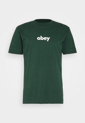 T-shirt vert foncé à manches courtes et col rond avec le texte "obey" en minuscules blanches centré sur la poitrine, présenté sur un fond clair uni.