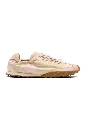 Zapatilla casual de color rosa claro con estampado floral beige, cordones beige, detalles en ante y suela de goma marrón texturizada, vista lateral.