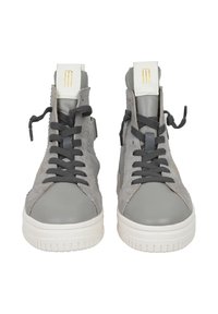 Grijze leren en suède high-top sneakers, met grijze veters, een rubberen zool en een gele accent op de hiel. Glad en gestructureerd oppervlak.