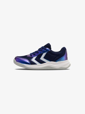 Marineblauwe sportschoen met iriserende paarse accenten, wit chevronlogo aan de zijkant en een witte gestructureerde zool.