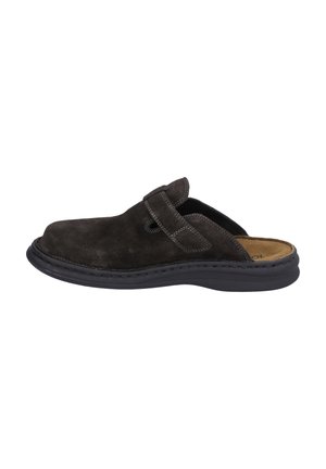 Chausson en suede marron foncé à bout arrondi, avec une large bande et des coutures blanches contrastantes. Dispose d'une semelle intérieure rembourrée et d'une semelle noire.
