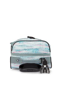 Zaino con zip di colore azzurro chiaro, decorato con un motivo di foglie di palma, dotato di accessori neri, manico laterale e un portachiavi a forma di scimmia nera.