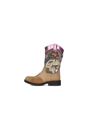 Tannfarbene und olivgrüne Cowboy Stiefel mit pinken metallischen Akzenten, die mit Sternen und "Giddy Up" Stickereien verziert sind, aus Wildleder und glatten Materialien.