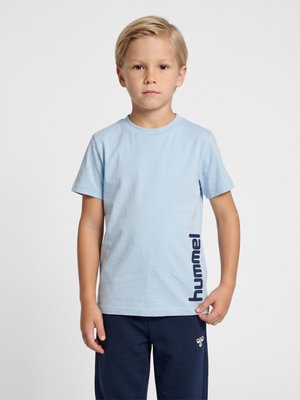 Hummel, HUMMEL HMLJR REG GRAPHIC T-SHIRT S/S UNISEX - Print T-shirt - skyway dress blue