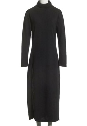 Longue robe noire à col roulé avec manches longues et une fente latérale, présentée sur un mannequin sur fond blanc.