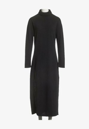 Longue robe noire à col roulé avec manches longues et une fente latérale, présentée sur un mannequin sur fond blanc.