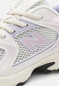 New Balance 530 - Baskets basses - beige/white/rosa