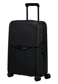 Valise rigide noire avec surface texturée, poignée télescopique, quatre roues et serrure à combinaison ; présente un logo brillant à l'avant.