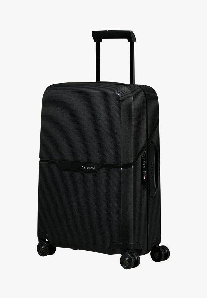 Valise rigide noire avec surface texturée, poignée télescopique, quatre roues et serrure à combinaison ; présente un logo brillant à l'avant.