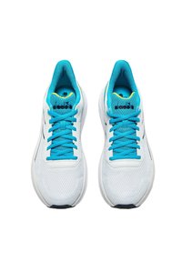 Scarpe sportive bianche con dettagli e lacci turchesi. Tomaia in mesh con collarino imbottito. Suola in gomma con battistrada nero.