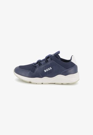 Baskets bleu marine avec semelle blanche, mélange de mesh et de cuir, marquées "BOSS" sur le côté, avec un passant de talon blanc, vues de profil.