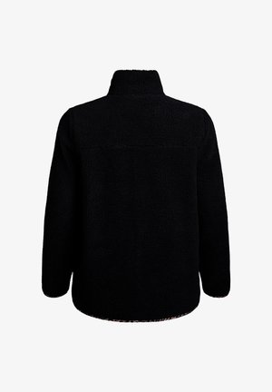 Sort fleecejakke med et tekstureret, blødt stof. Har en høj krave, lange ærmer og en buet kant, med et mønstret for.