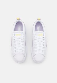 Puma MAYZE - Sapatilha de treino - white/lavender fog/team gold
