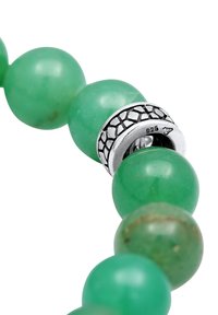 Perles de pierre précieuse verte avec une finition polie, comportant un charm en argent avec un design texturé et marqué "925" pour argent sterling.