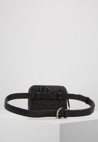 Borsa nera in pelle sintetica effetto coccodrillo con forma rettangolare, cintura regolabile e dettagli in metallo. Superficie con texture.