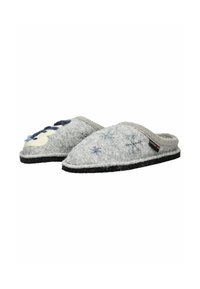 Pantuflas grises de fieltro con suelas negras, con un diseño de oveja y bordados de copos de nieve. Estilo de poner con textura suave.