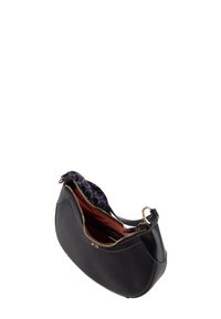 Borsa a tracolla nera in pelle con forma curva, cerniera dorata e rivestimento in tessuto blu scuro con un motivo geometrico. Gli interni presentano accenti marroni.
