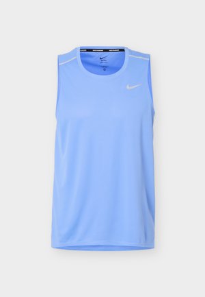 Ανοιχτό μπλε αμάνικο αθλητικό τοπ Nike με στρογγυλή λαιμόκοψη και λευκό λογότυπο Swoosh στο στήθος, κατασκευασμένο από ύφασμα που απομακρύνει την υγρασία.