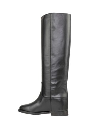 Stivale in pelle nera alto fino al ginocchio con finitura liscia, punta arrotondata e suola piatta. Presenta una cucitura laterale e un design minimalista.