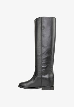 Stivale in pelle nera alto fino al ginocchio con finitura liscia, punta arrotondata e suola piatta. Presenta una cucitura laterale e un design minimalista.