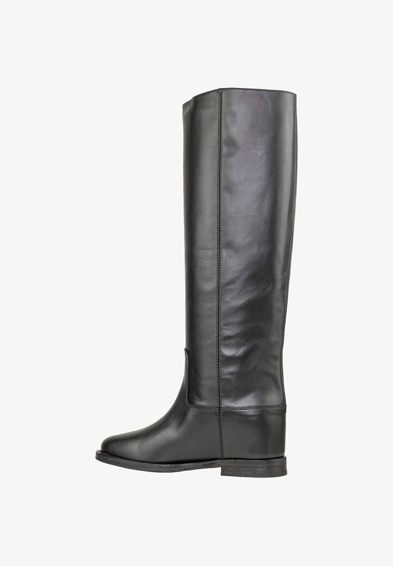 Stivale in pelle nera alto fino al ginocchio con finitura liscia, punta arrotondata e suola piatta. Presenta una cucitura laterale e un design minimalista.