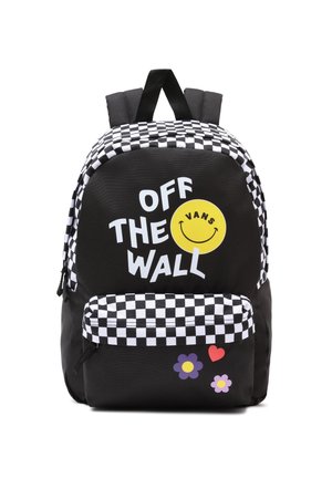 Schwarzer Rucksack mit weißen Schachbrettmustern, dem Schriftzug „Off The Wall“, einem gelben Smiley mit „Vans“ und kleinen Blumen- und Herzdekorationen auf der Fronttasche.