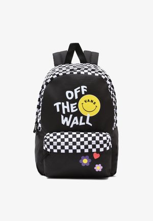Czarny plecak z białymi wzorami w szachownicę, napisem „Off The Wall”, żółtą uśmiechniętą buźką z napisem „Vans” oraz małymi kwiatowymi i sercowymi ozdobami na przedniej kieszeni.