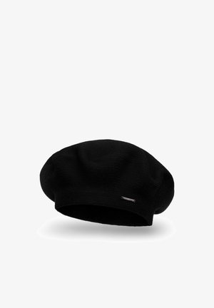 Berretto nero lavorato a maglia con una texture morbida, forma rotonda e un piccolo logo metallico sulla parte laterale. Design semplice e classico.