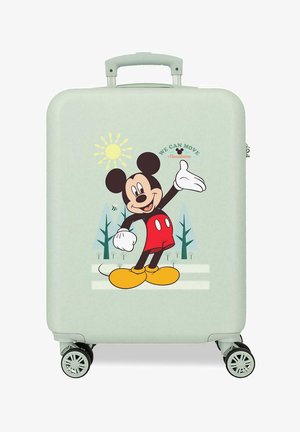 Maleta verde claro con Mickey Mouse vestido con pantalones cortos rojos y zapatos amarillos, de pie con el brazo levantado, sol y árboles al fondo.