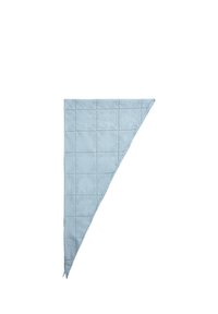 Tissu triangulaire bleu clair avec un motif à carreaux subtil et de petits détails brodés, plié à plat sur un fond blanc.