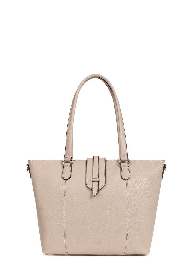 Beżowa skórzana torba na ramię z dwoma uchwytami, płaskim dnem, pionowymi akcentami szwów oraz składanym zapięciem na klapę. Gładka faktura i minimalistyczne okucia.