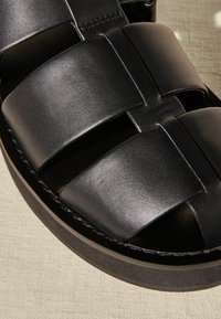 Next Szandálok - black