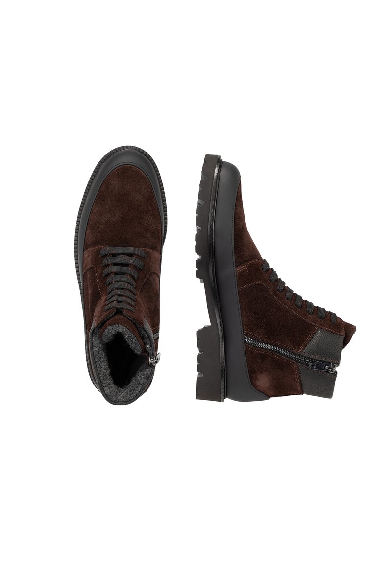 Braune Wildleder-Stiefeletten mit schwarzen Gummisohlen, Schnürdesign und seitlichem Reißverschluss. Mit einem weichen Innenfutter und strukturierten Akzenten.