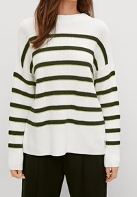 Pull en tricot blanc avec des rayures horizontales vertes et jaunes. Présente un col rond et des manches longues. Coupe légèrement décontractée.