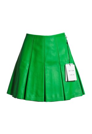 Jupe plissée en cuir vert avec panneaux avant et fermeture éclair latérale, dotée d'une étiquette blanche de la marque Bottega Veneta.