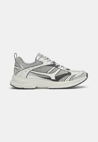 Baskets de sport en mesh blanc et gris avec semelle épaisse, détails noirs et fermeture à lacets, vues de profil sur fond uni.