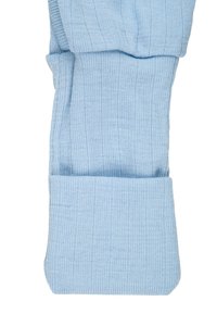 Helles blaues geripptes Sweatermaterial mit umgeschlagenem Bündchen. Die Textur wirkt weich und dehnbar und zeigt ein einheitliches Strickmuster.