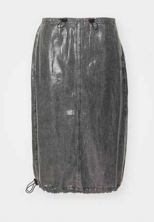 Falda midi negra con textura, que presenta un patrón de cuadrícula, cintura con cordón y material transparente con un ligero brillo. Diseño casual con costuras laterales.