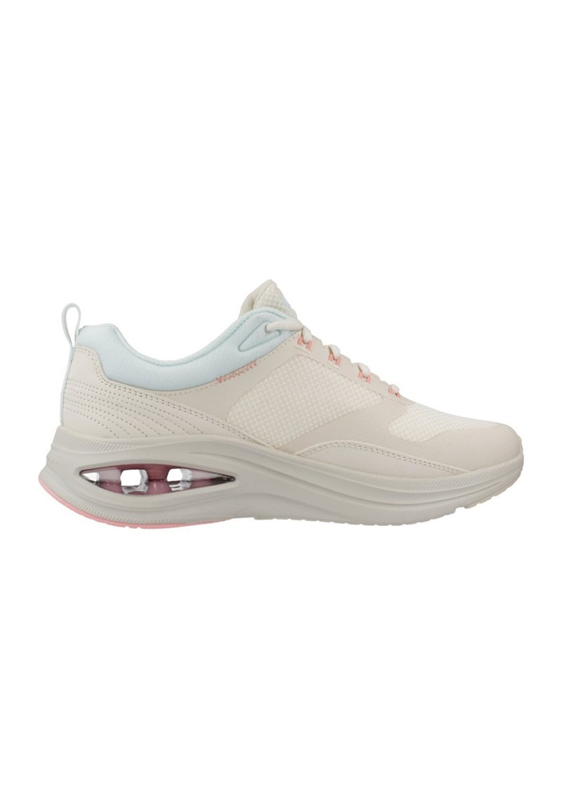 Zapatilla deportiva ligera en blanco con acentos en azul pastel. Presenta una parte superior de malla transpirable, suela acolchada y una unidad de aire visible en el talón.