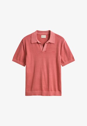 Korallenrotes Poloshirt mit kurzen Ärmeln, offenem Kragen, gerippten Bündchen und Saum, mit einem kleinen gestickten Logo auf der linken Brust.